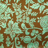 Satin de soie imprimé fleurs et feuillages vert d’eau fond noisette