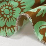 Satin de soie imprimé fleurs et feuillages vert d’eau fond noisette