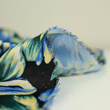 Satin polyester imprimé fleur jaune, verte et bleue fond noir