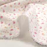 Piqué de coton imprimé fleurs et coeurs rose et orange fond blanc