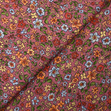 Crepé de viscosa estampado con vuelo floral, fondo de grosella negra brillante