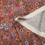 Crepé de viscosa estampado con vuelo floral, fondo de grosella negra brillante