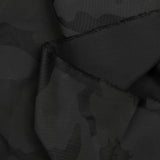 Jeans negros con estampado de camuflaje