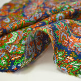 Crêpe viscose imprimé cachemire en fleurs fond bleu roi