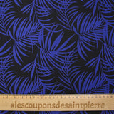 Viscosa estampada de hojas tropicales en azul royal con fondo negro