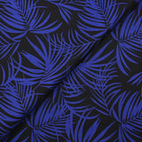 Viscosa estampada de hojas tropicales en azul royal con fondo negro