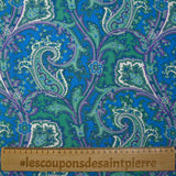 Viscosa estampada cashmere verde agua y malva con fondo azul