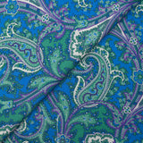 Viscosa estampada cashmere verde agua y malva con fondo azul