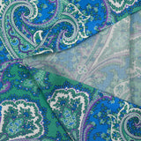 Viscosa estampada cashmere verde agua y malva con fondo azul