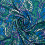 Viscosa estampada cashmere verde agua y malva con fondo azul