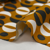 Viscosa estampada retro con fondo caramelo