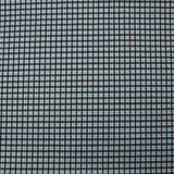Punto Milano con cuadros azules y negros sobre fondo blanco.