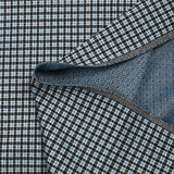 Punto Milano con cuadros azules y negros sobre fondo blanco.