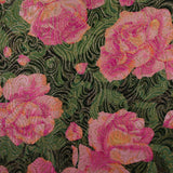 Brocado dorado con flores rosadas de fondo verde