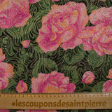Brocado dorado con flores rosadas de fondo verde