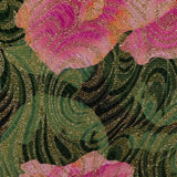 Brocado dorado con flores rosadas de fondo verde