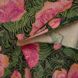 Brocado dorado con flores rosadas de fondo verde