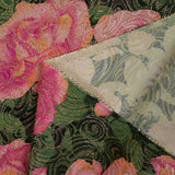 Brocado dorado con flores rosadas de fondo verde