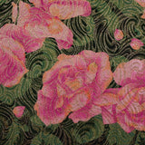 Brocado dorado con flores rosadas de fondo verde