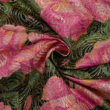 Brocado dorado con flores rosadas de fondo verde
