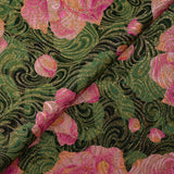 Brocado dorado con flores rosadas de fondo verde