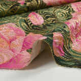 Brocado dorado con flores rosadas de fondo verde