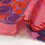 Satin polyester fin imprimé souvenir botanique fond rose