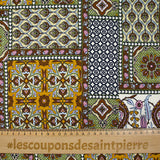 Estampado patchwork de raso de viscosa con adornos en marrón, verde manzana y ocre