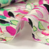 Viscose imprimée encre de feuilles turquoise et rose fond blanc