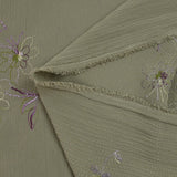 Mousseline crinkle fleurs brodées fond sauge