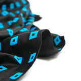 Maille de viscose carré velours turquoise fond noir
