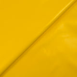 Tela impermeable de polialgodón amarillo.