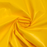 Tela impermeable de polialgodón amarillo.