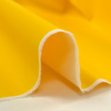 Tela impermeable de polialgodón amarillo.
