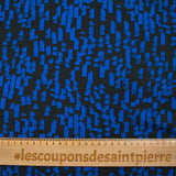 Punto crepe estampado con pintura azul y fondo negro