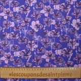 Popeline de coton imprimée silhouette en fleurs lilas fond indigo