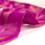 Fucsia Silk Muslin Lys Jacquard Mueve el oro y la plata