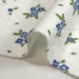 Jersey de coton matelassé imprimé fleurettes bleu fond blanc