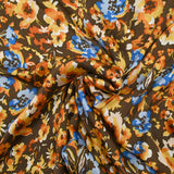 Mousseline crinkle satinée tableau de fleurs jaunes et bleues fond marron