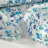 Broderie anglaise imprimée petites fleurs bleu fond blanc