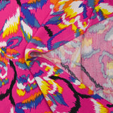 Viscose imprimée ikat coloré fond fuchsia