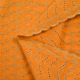 Broderie anglaise festonnée beige Éléonore fond orange