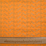 Broderie anglaise festonnée beige Éléonore fond orange