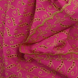 Broderie anglaise festonnée beige Éléonore fond fuchsia