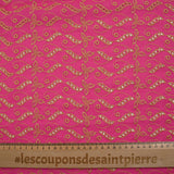 Broderie anglaise festonnée beige Éléonore fond fuchsia
