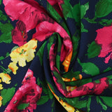Viscose imprimée éclat de roses fuchsia et jaune fond marine