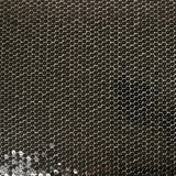 Sequins noirs sur tulle