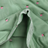 Matelassé pommes brodées fond vert d'eau