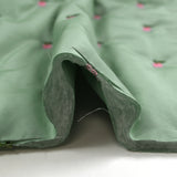 Matelassé pommes brodées fond vert d'eau