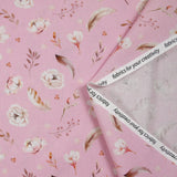 Cretonne de coton imprimé plume et fleur fond rose